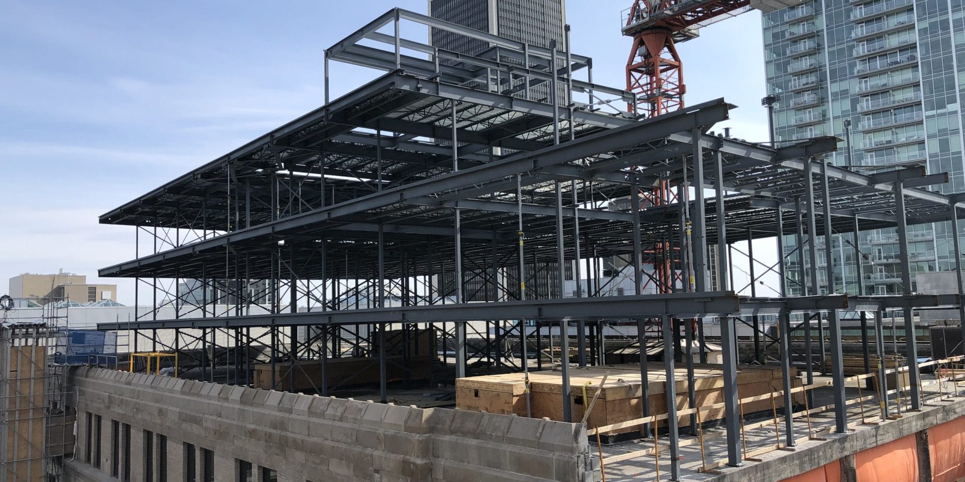 CHANTIER @ 425 Viger | Montage de la structure d’acier au toit