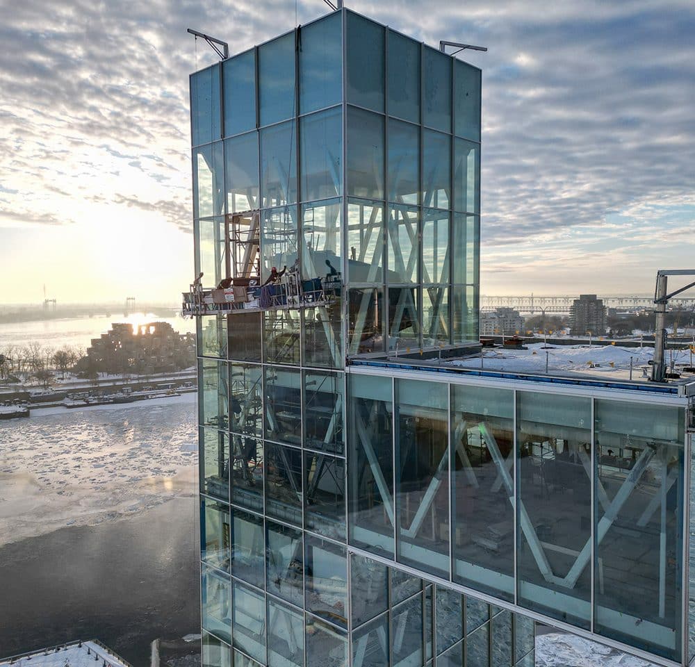 Installation spectaculaire de la cage de verre sur la Tour du Port de Montréal